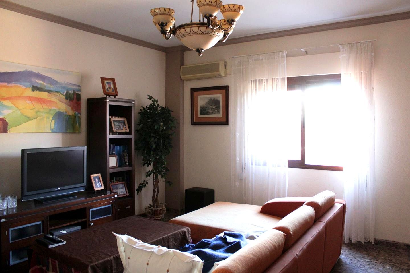 Sala d'estar de Casa o xalet en venda en Alcalá de Guadaira amb Jardí privat