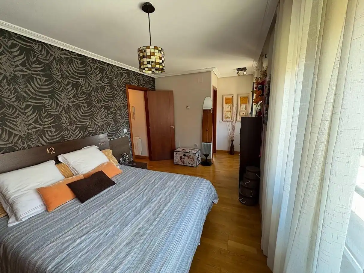 Schlafzimmer von Einfamilien-Reihenhaus zum Verkauf in Valladolid mit Klimaanlage, Heizung und Privatgarten