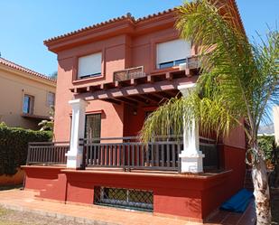 Vista exterior de Casa o xalet en venda en Alhaurín de la Torre amb Aire condicionat, Calefacció i Jardí privat