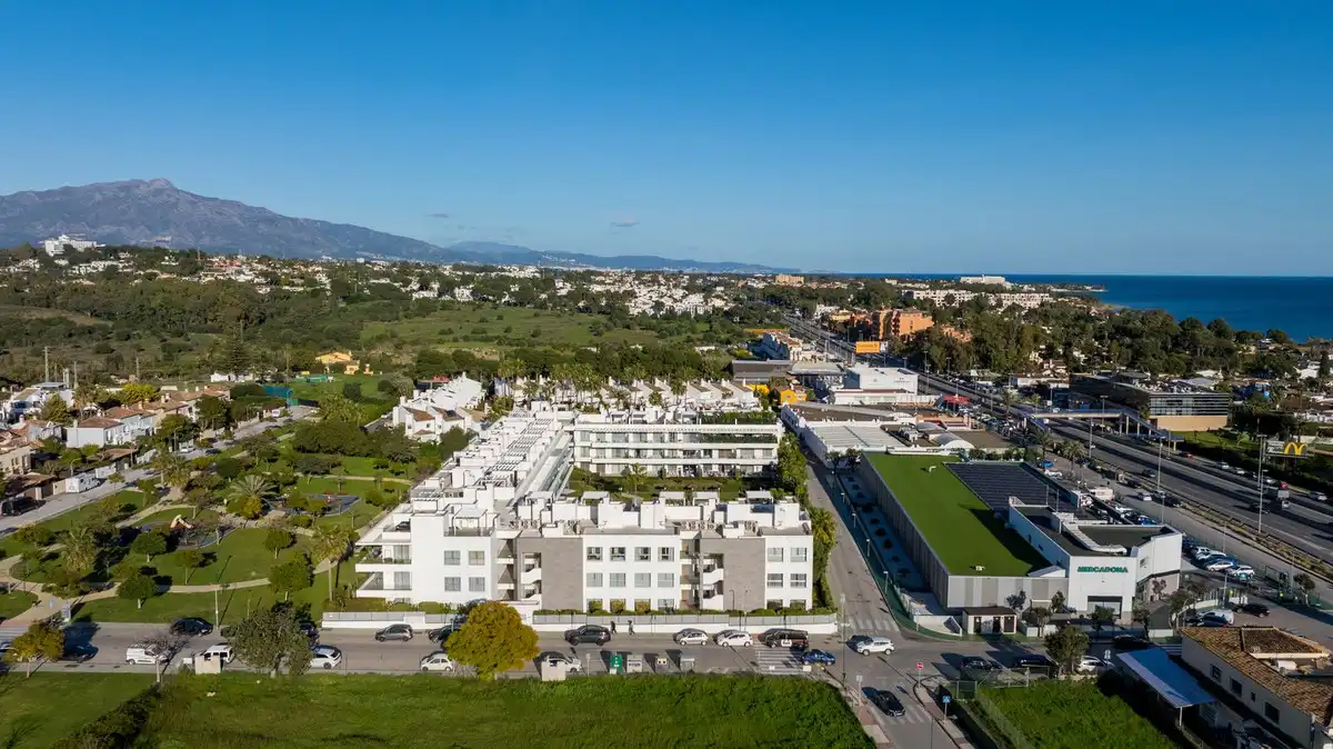 Vista exterior de Pis en venda en Estepona amb Jardí privat, Terrassa i Piscina