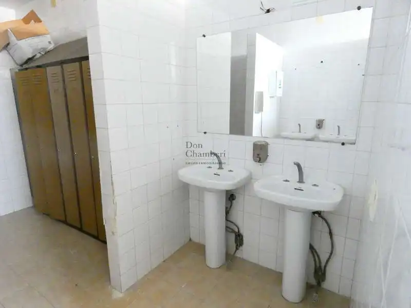 Badezimmer von Fabrikhallen zum Verkauf in Valmojado