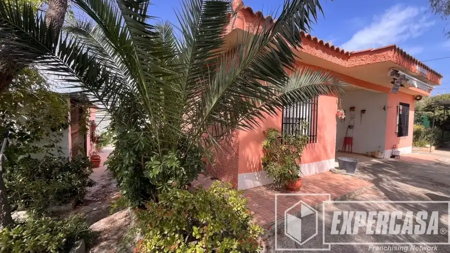 Vista exterior de Casa o xalet en venda en Llíria amb Aire condicionat i Piscina