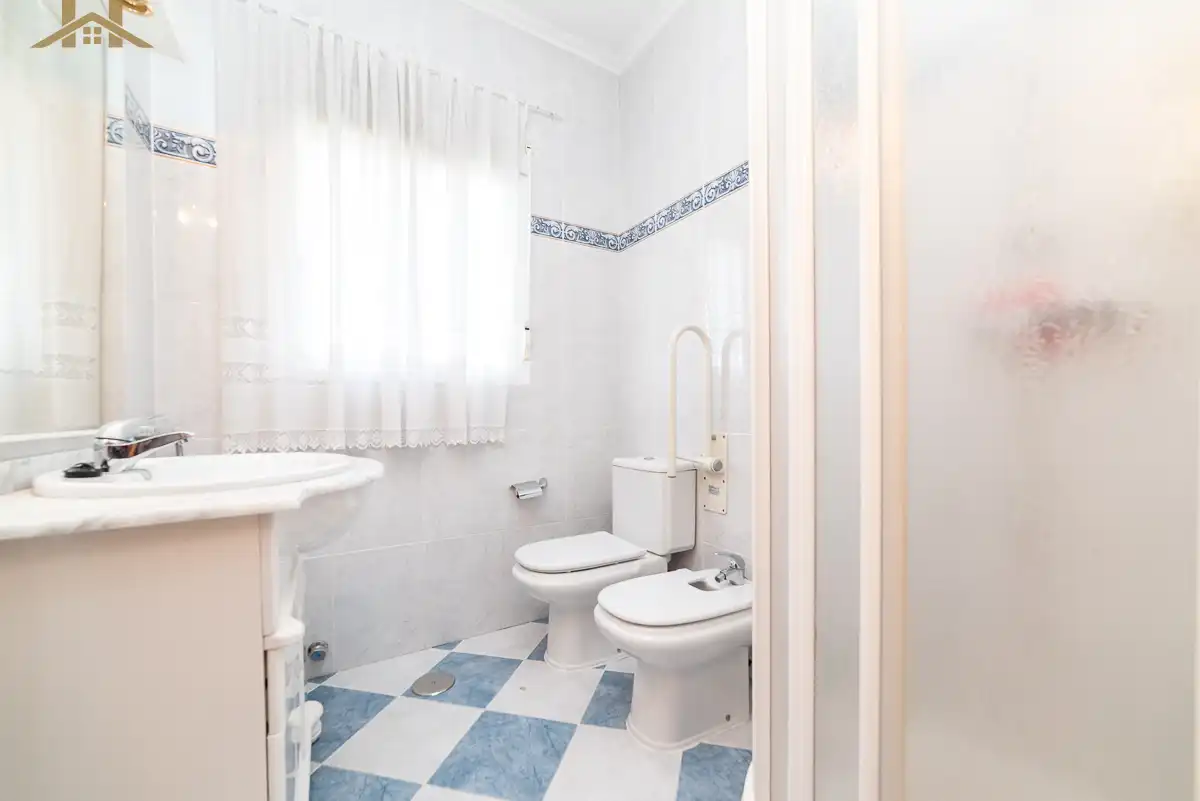 Bathroom of Detached homes for sale in Cadalso de los Vidrios  with Heating and Private garden