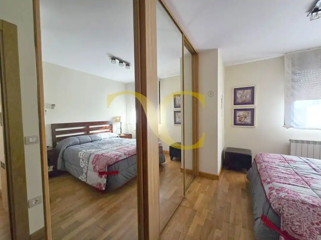 Schlafzimmer von Dachboden zum Verkauf in Llanes mit Heizung, Privatgarten und Terrasse