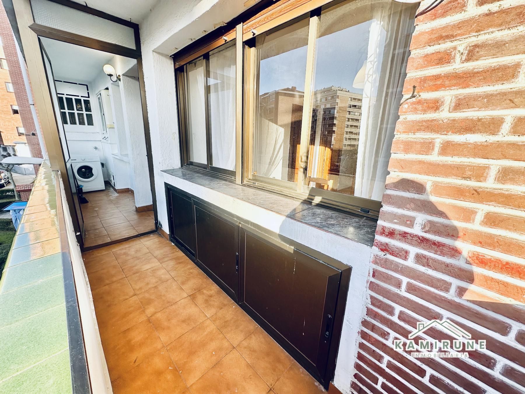 Vista exterior de Pis en venda en Barakaldo  amb Terrassa i Balcó