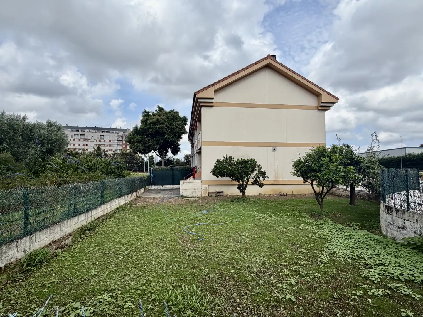 Außenansicht von Einfamilien-Reihenhaus zum Verkauf in Camargo mit Heizung, Privatgarten und Terrasse