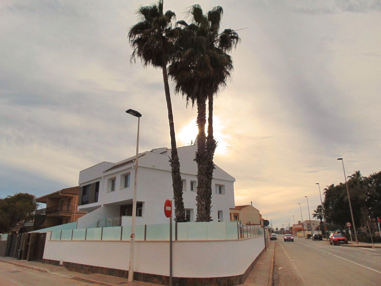 Vista exterior de Casa adosada en venda en San Pedro del Pinatar amb Aire condicionat, Calefacció i Jardí privat