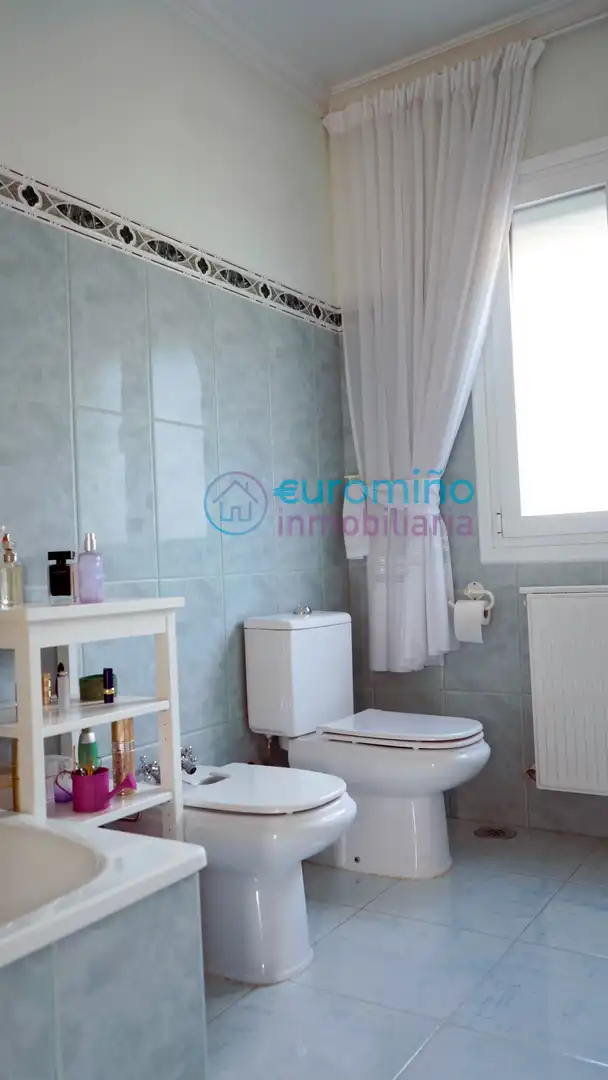 Badezimmer von Haus oder Chalet zum Verkauf in Salvaterra de Miño mit Parkett, Terrasse und Abstellraum