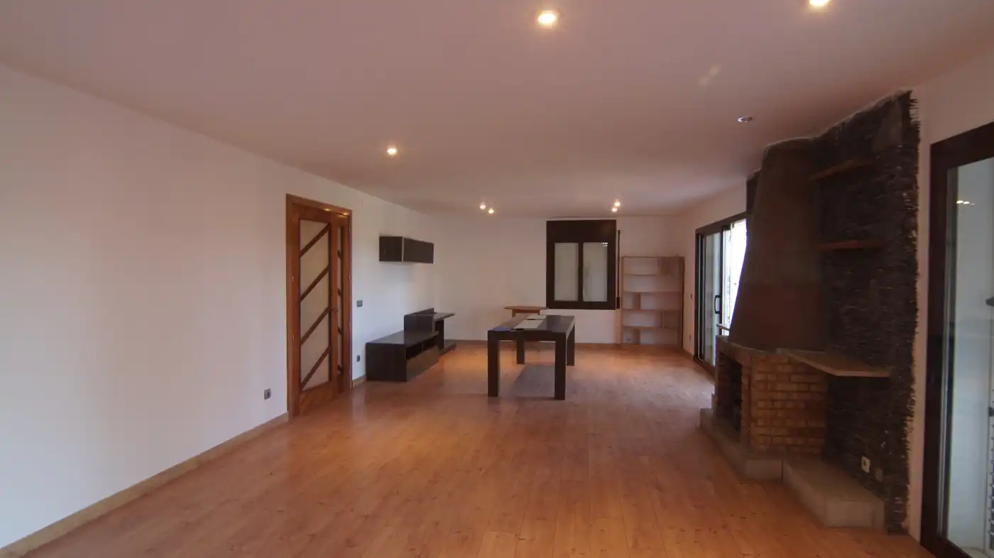 Sala d'estar de Casa o xalet en venda en El Catllar  amb Parquet, Terrassa i Piscina