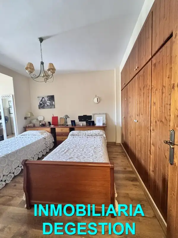 Dormitori de Casa adosada en venda en Linares amb Aire condicionat, Calefacció i Jardí privat