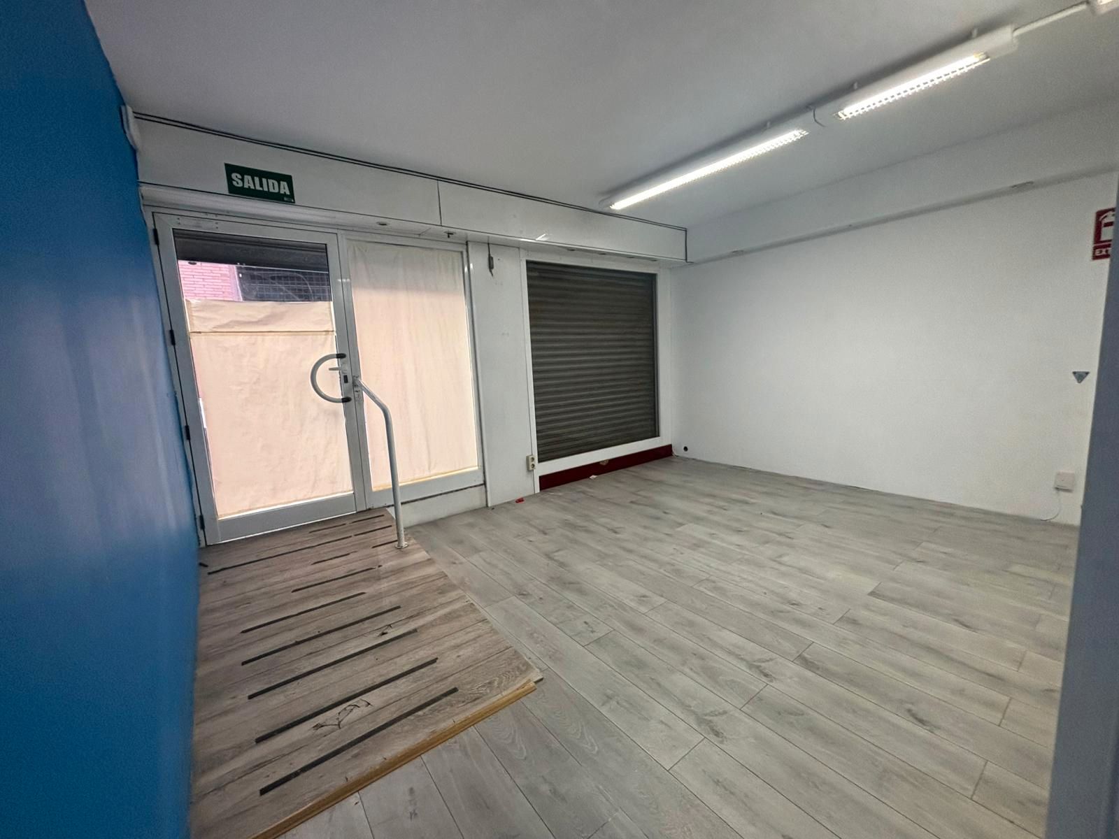 Local de lloguer en Cornellà de Llobregat amb Aire condicionat, Parquet i Moblat