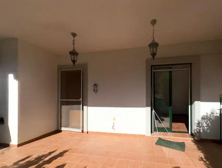 Einfamilien-Reihenhaus zum Verkauf in Alcalalí mit Klimaanlage, Privatgarten und Terrasse