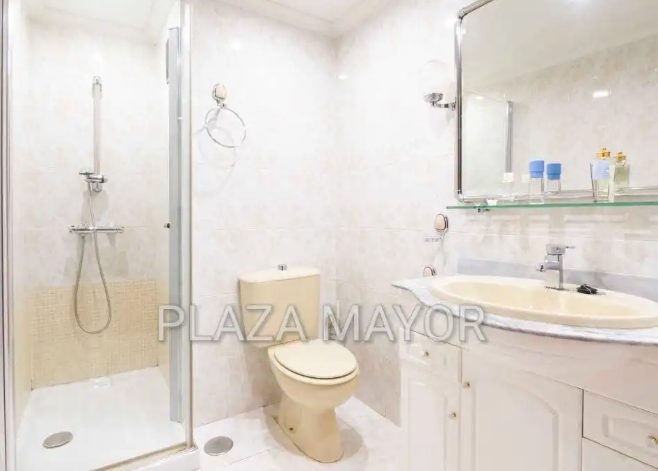 Badezimmer von Wohnung zum Verkauf in Salamanca mit Heizung, Parkett und Abstellraum