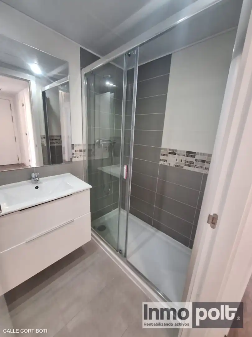 Baño de Piso de alquiler en Madrid con Aire acondicionado, Horno y Lavadora