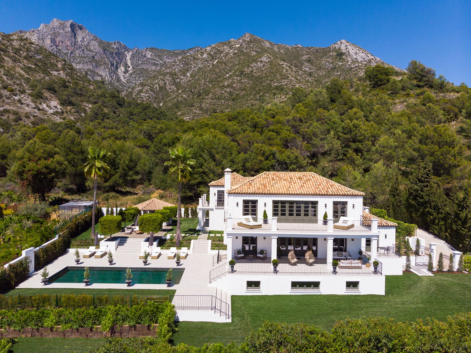 Vista exterior de Casa o xalet en venda en Marbella amb Aire condicionat, Jardí privat i Piscina