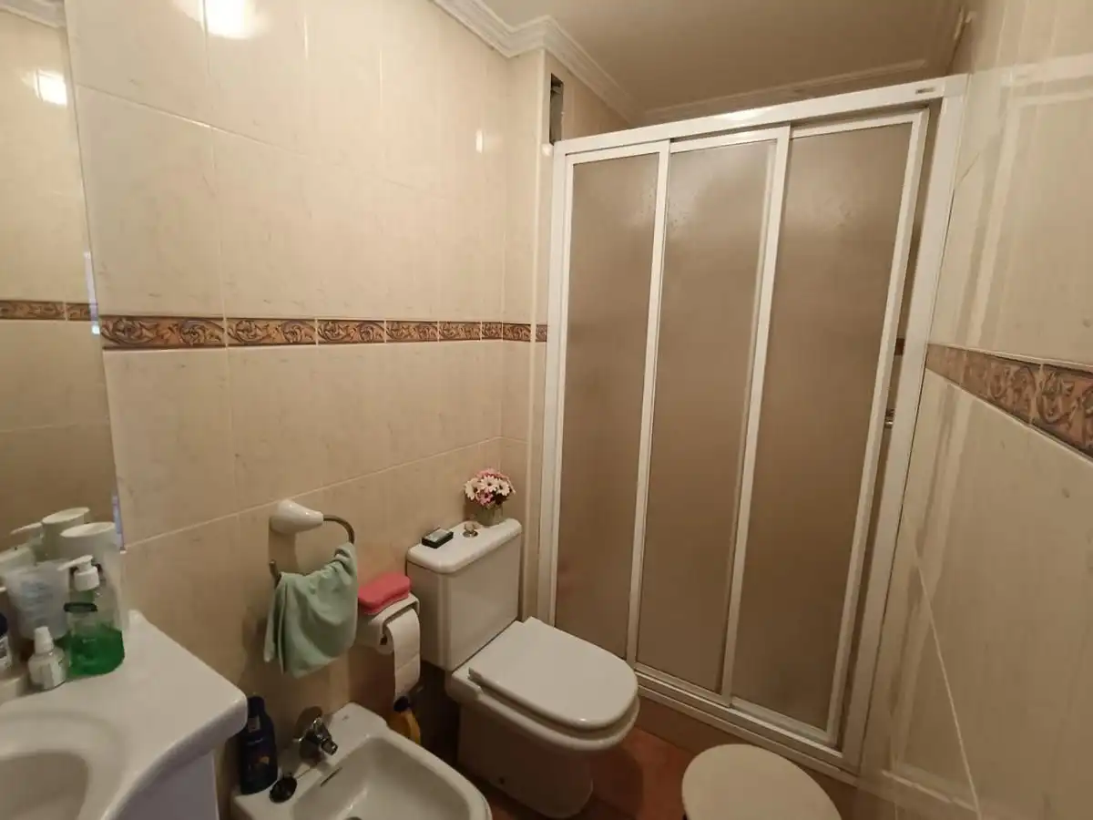 Badezimmer von Wohnung zum Verkauf in Llanes mit Heizung, Terrasse und Abstellraum