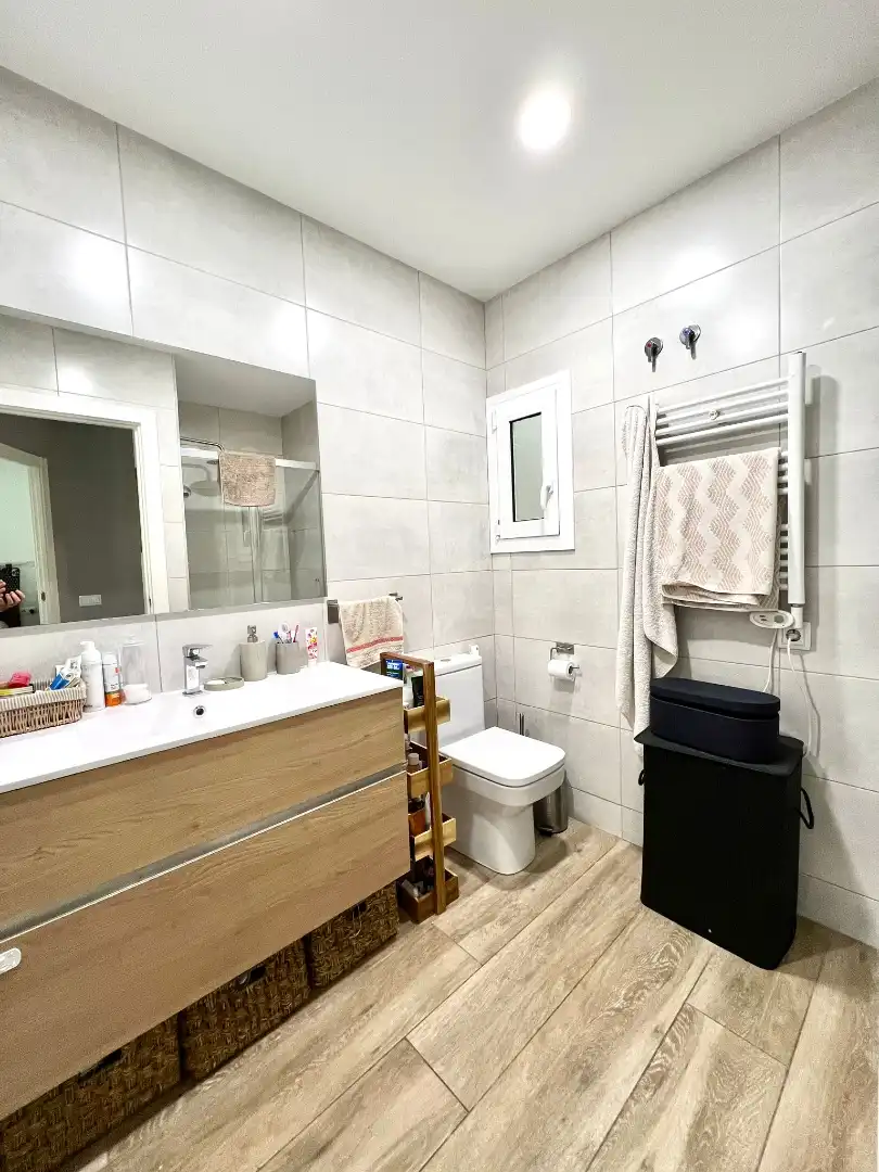 Badezimmer von Wohnung zum Verkauf in Barcelona mit Heizung, Parkett und Balkon