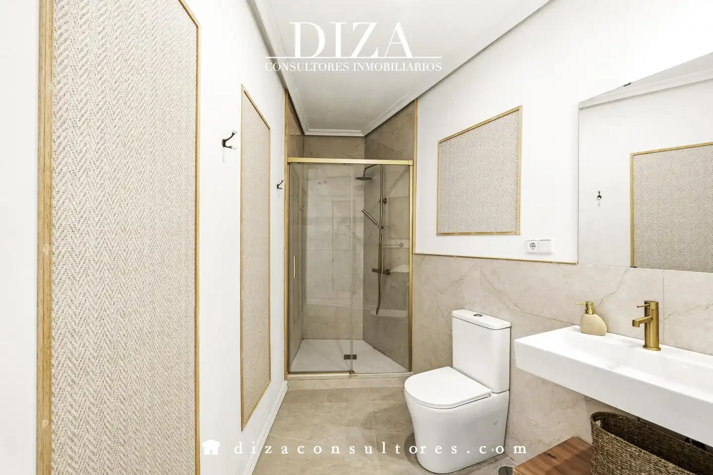 Bathroom of Flat for sale in Madrid  with Air Conditioner, Terrace and Furnished