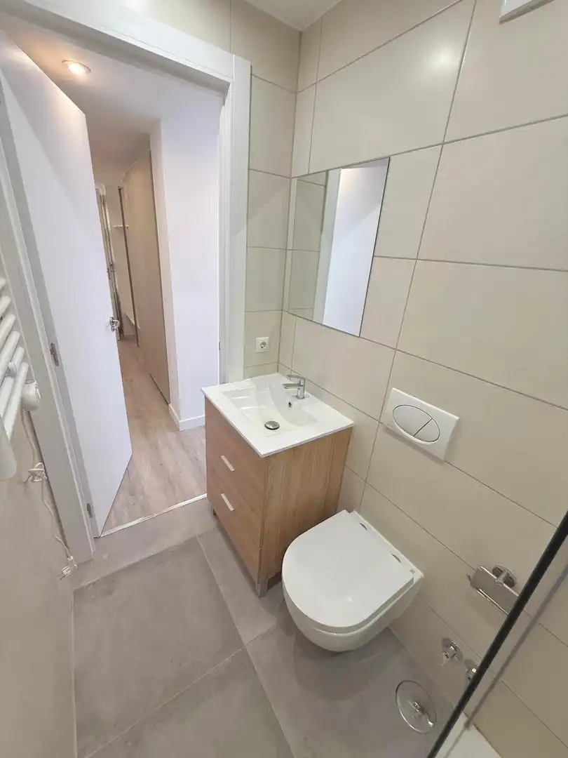 Baño de Piso para compartir en Madrid con Aire acondicionado, Calefacción y Amueblado