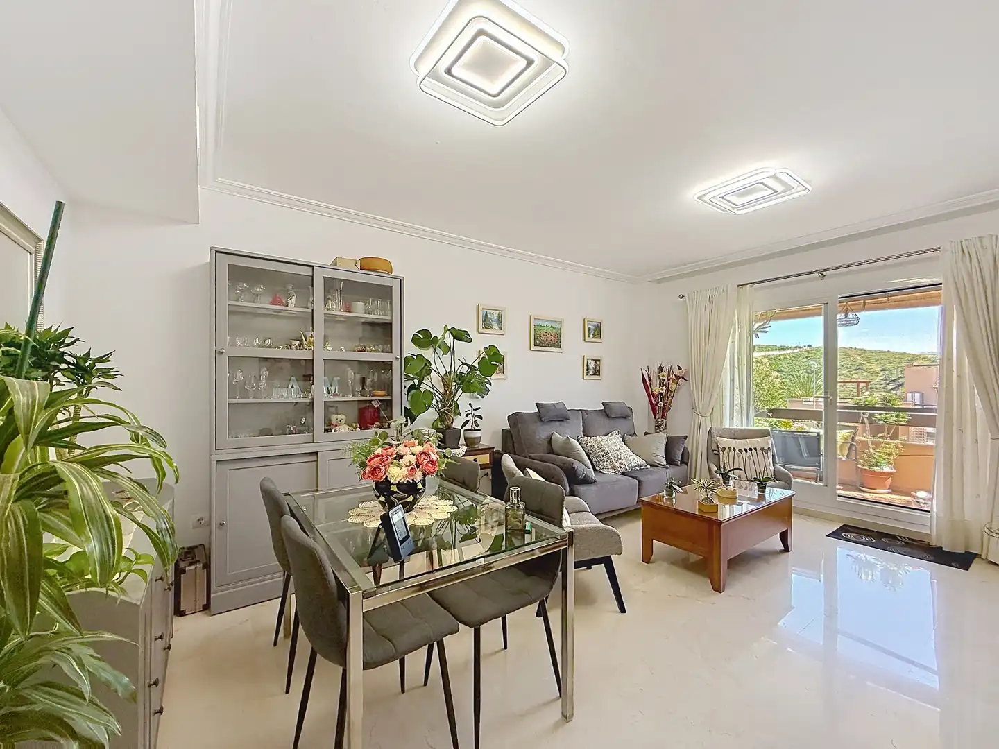 Sala d'estar de Pis en venda en Estepona amb Aire condicionat, Terrassa i Traster