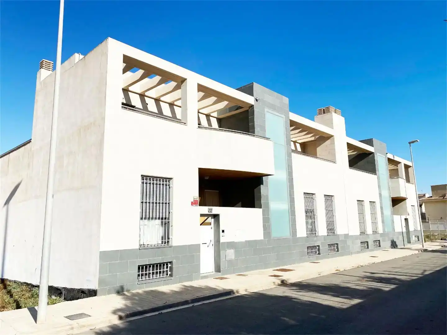 Vista exterior de Dúplex en venda en  Almería Capital amb Aire condicionat