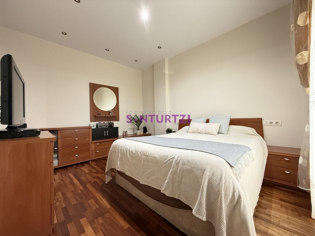 Dormitori de Casa adosada en venda en Castro-Urdiales amb Calefacció, Terrassa i Moblat