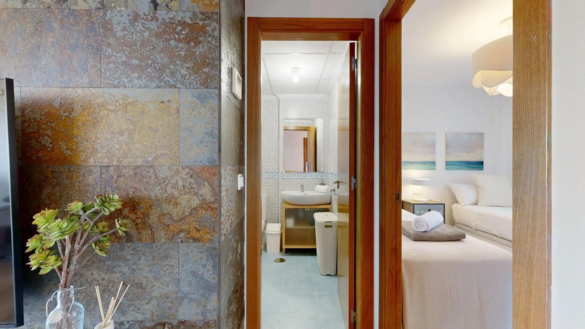 Baño de Apartamento de alquiler en Elche / Elx con Aire acondicionado, Calefacción y Jardín privado