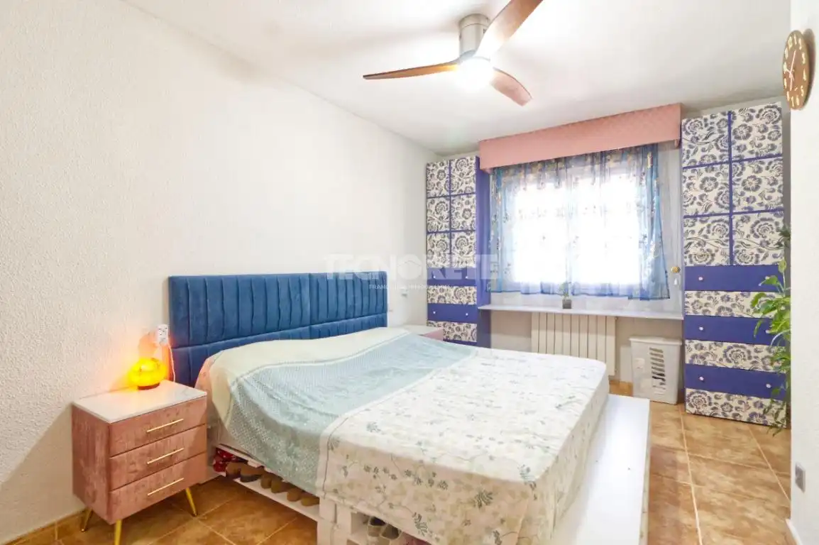 Schlafzimmer von Einfamilien-Reihenhaus zum Verkauf in Toledo mit Klimaanlage, Heizung und Privatgarten