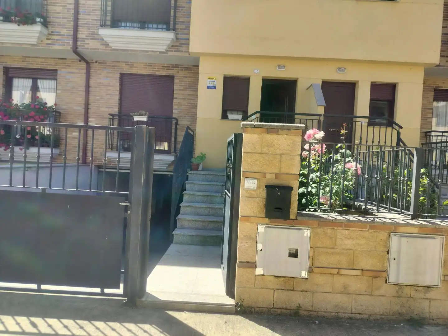 Vista exterior de Casa adosada en venda en Ponferrada amb Calefacció