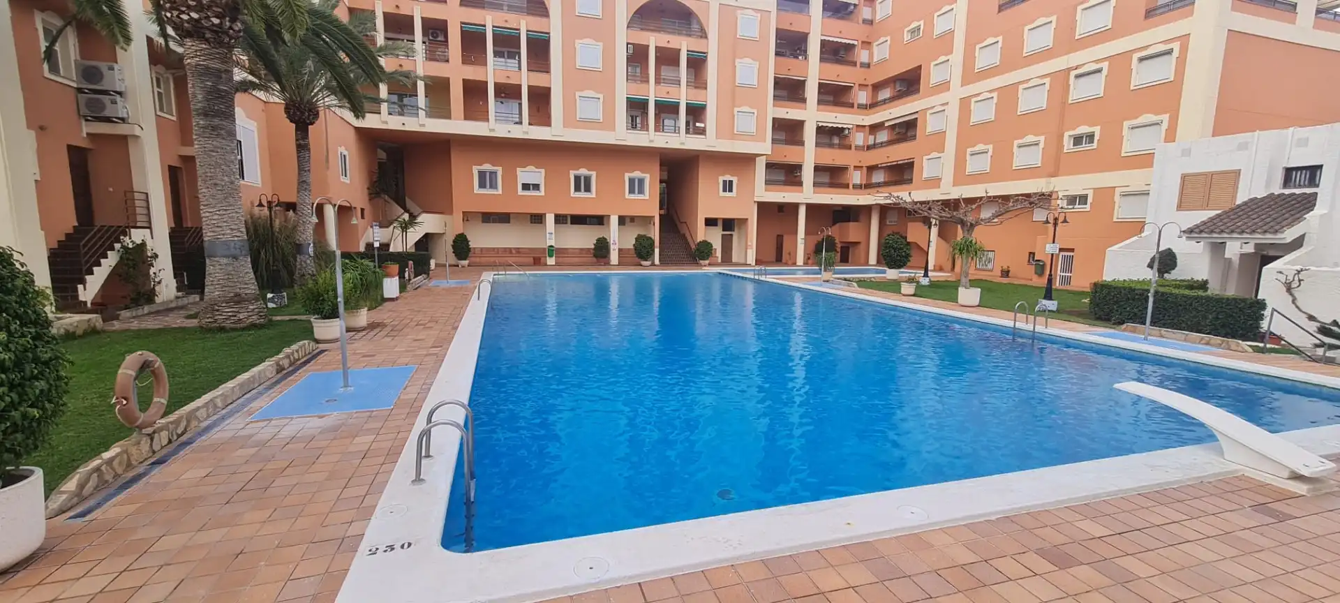 Schwimmbecken von Einfamilien-Reihenhaus zum Verkauf in Alcalà de Xivert mit Klimaanlage, Terrasse und Möbliert