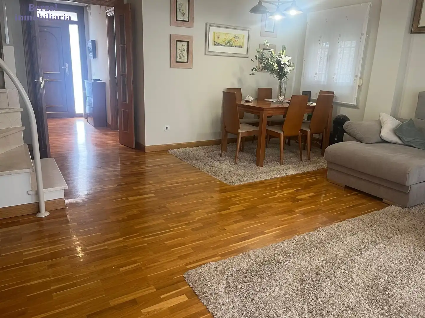 Sala d'estar de Casa adosada en venda en  Logroño amb Aire condicionat, Calefacció i Jardí privat