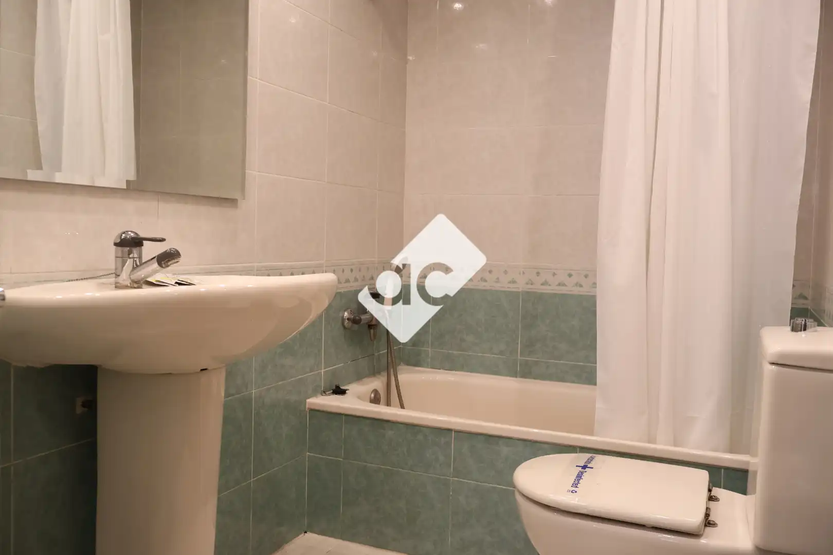Baño de Apartamento de alquiler en Valencia con Aire acondicionado, Calefacción y Amueblado