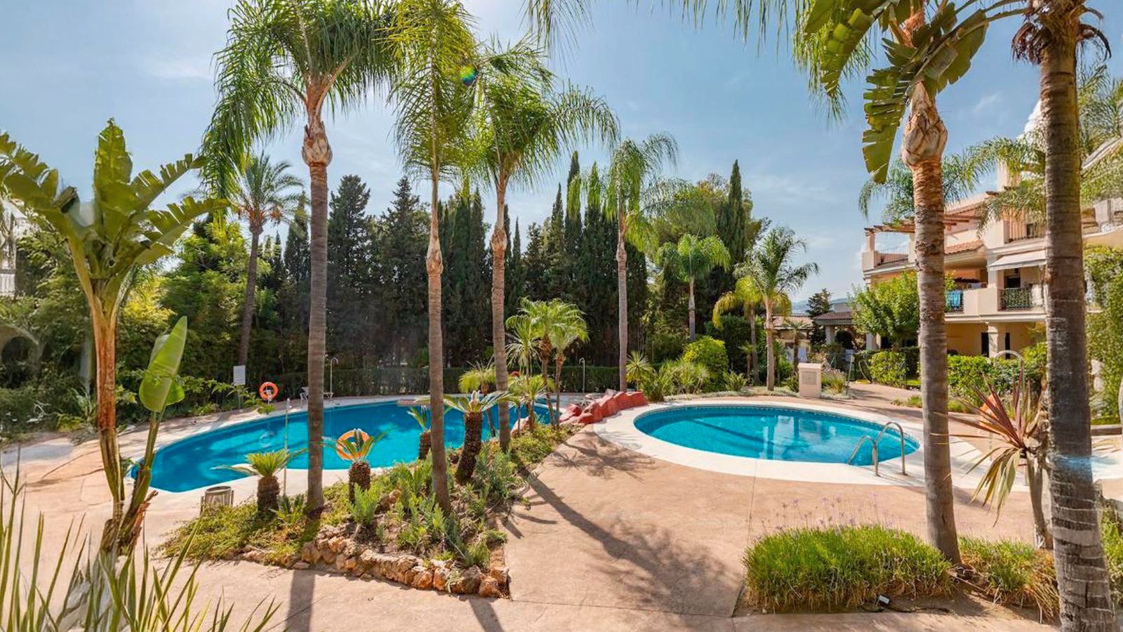 Swimming pool of Flat for sale in Marbella  with Air Conditioner, Terrace and Furnished