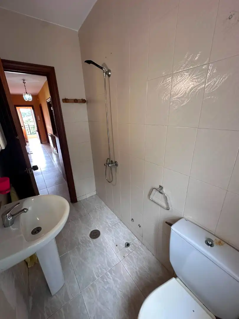 Bany de Casa o xalet en venda en Cambre  amb Calefacció, Moblat i Balcó