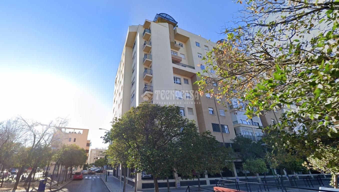 Exterior view of Flat for sale in  Sevilla Capital  with Air Conditioner