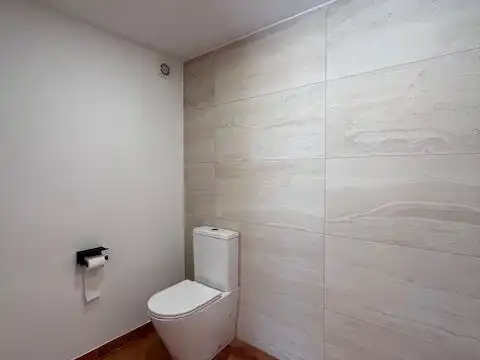 Bany de Local de lloguer en Figueres amb Aire condicionat i Parquet