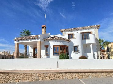 Casa amb balcó en venda a Algorfa
