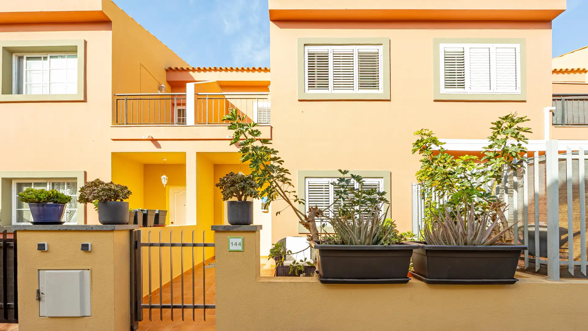 Vista exterior de Casa o xalet en venda en San Bartolomé de Tirajana amb Aire condicionat, Jardí privat i Terrassa