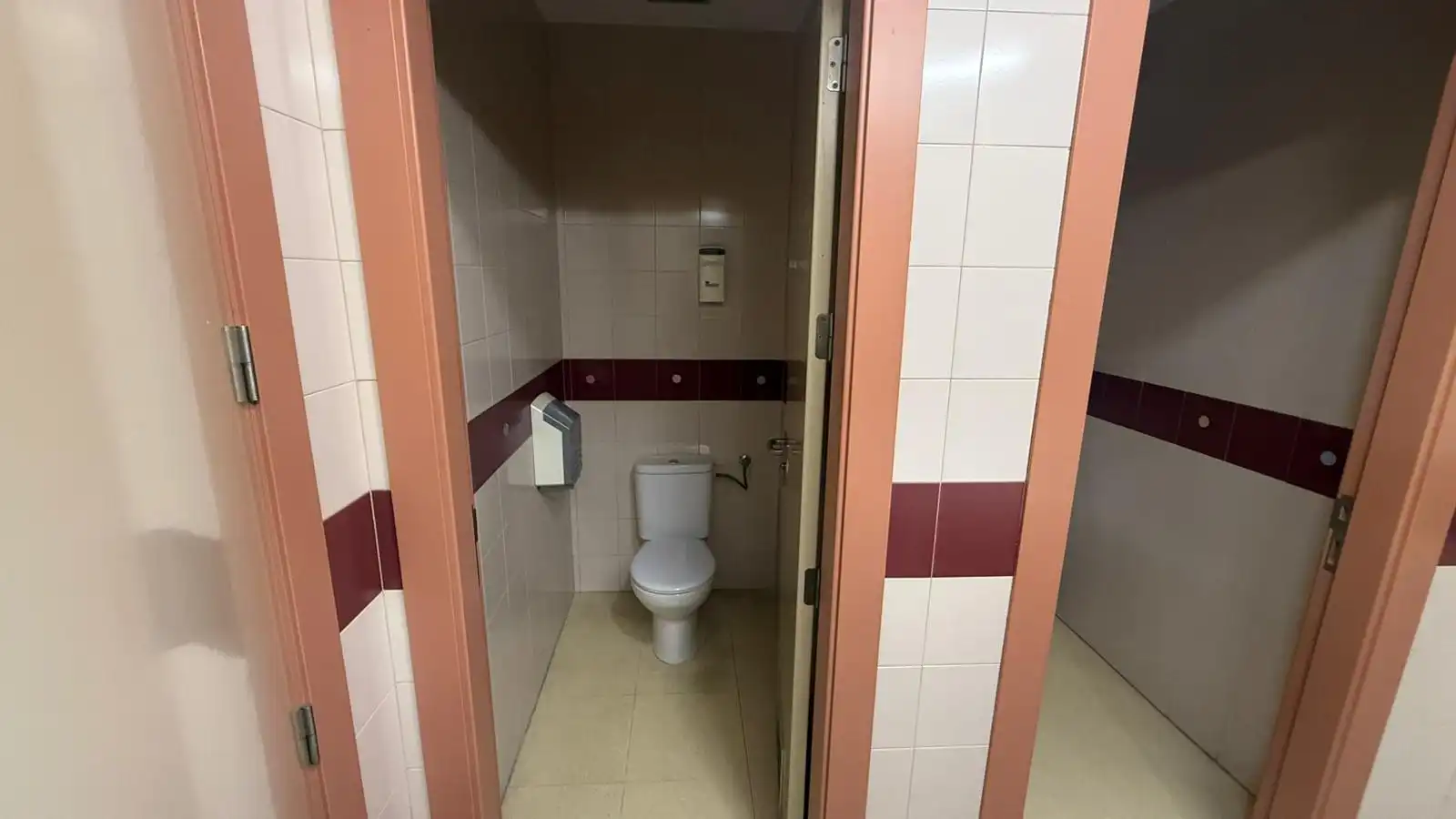 Bathroom of Commercial properties for rent in Almería  with Air Conditioner, Furnished and Alarm