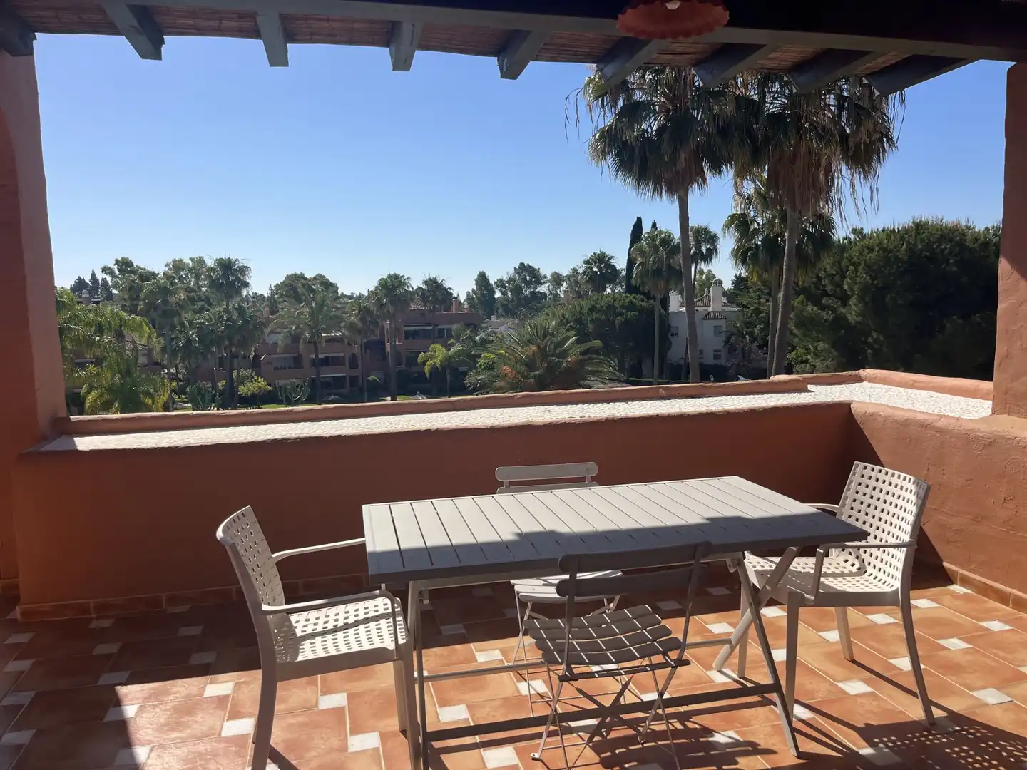 Terrasse von Wohnung zum Verkauf in Estepona mit Klimaanlage, Heizung und Privatgarten