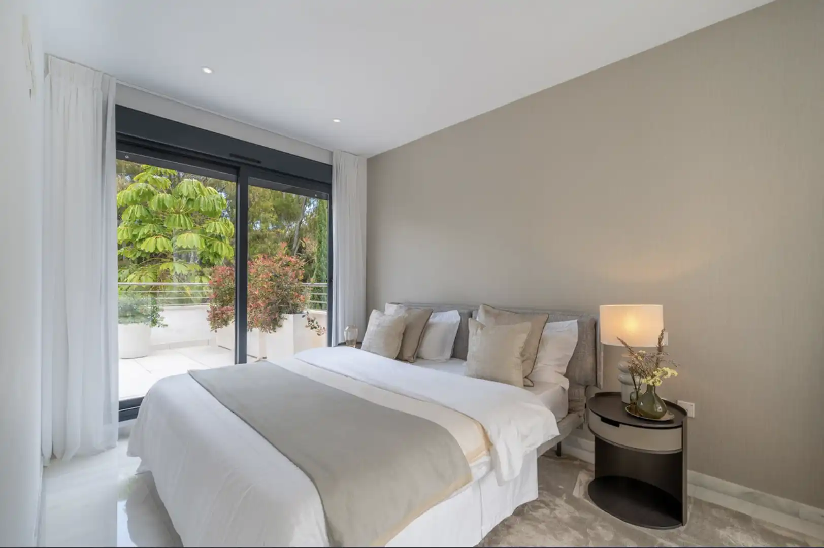 Habitación de Apartamento de alquiler en Marbella con Aire acondicionado, Terraza y Amueblado