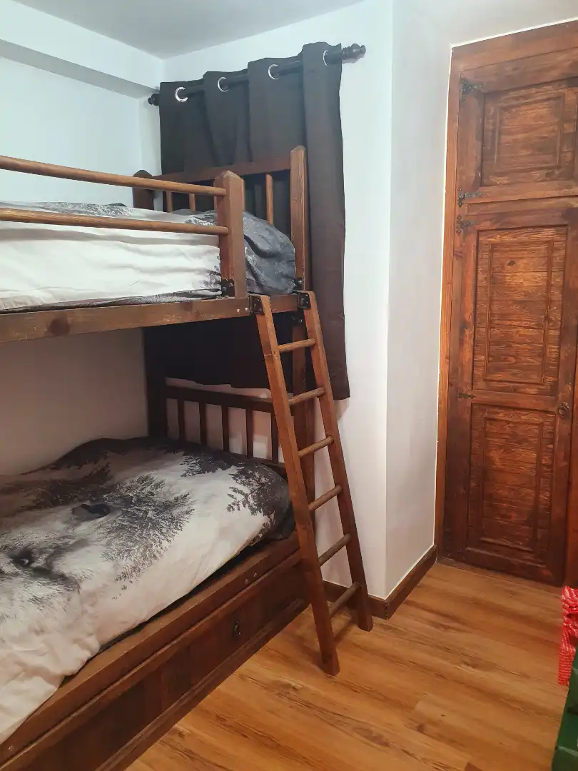 Habitación de Piso de alquiler en Alp con Jardín privado, Amueblado y Balcón