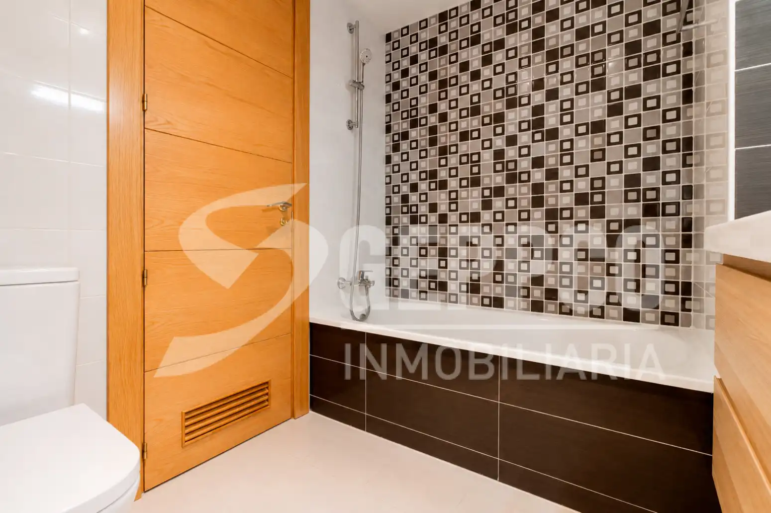 Baño de Casa adosada en venta en Alcalá de Henares con Calefacción, Terraza y Piscina comunitaria