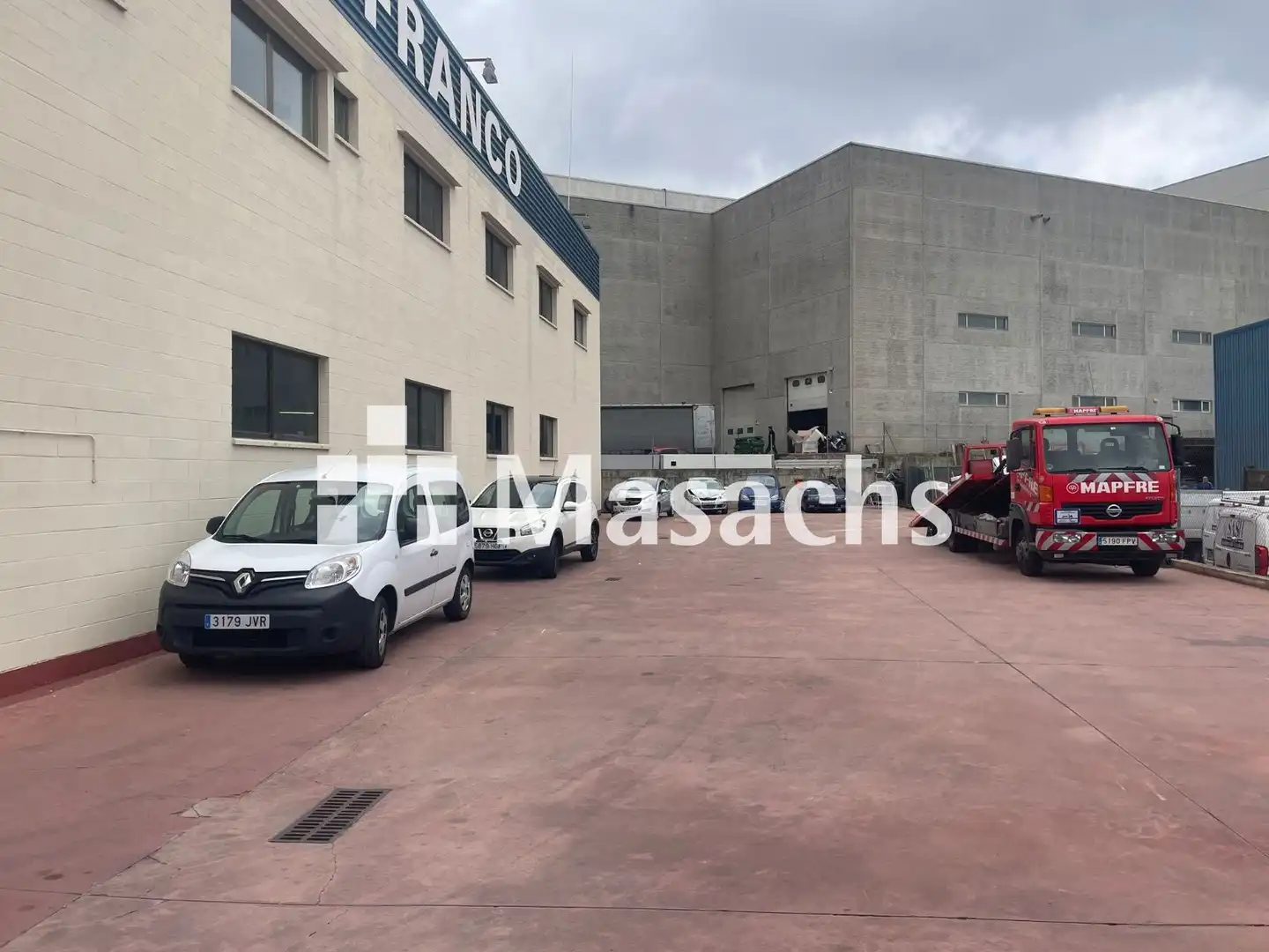 Parkplatz von Fabrikhallen zur Miete in Terrassa