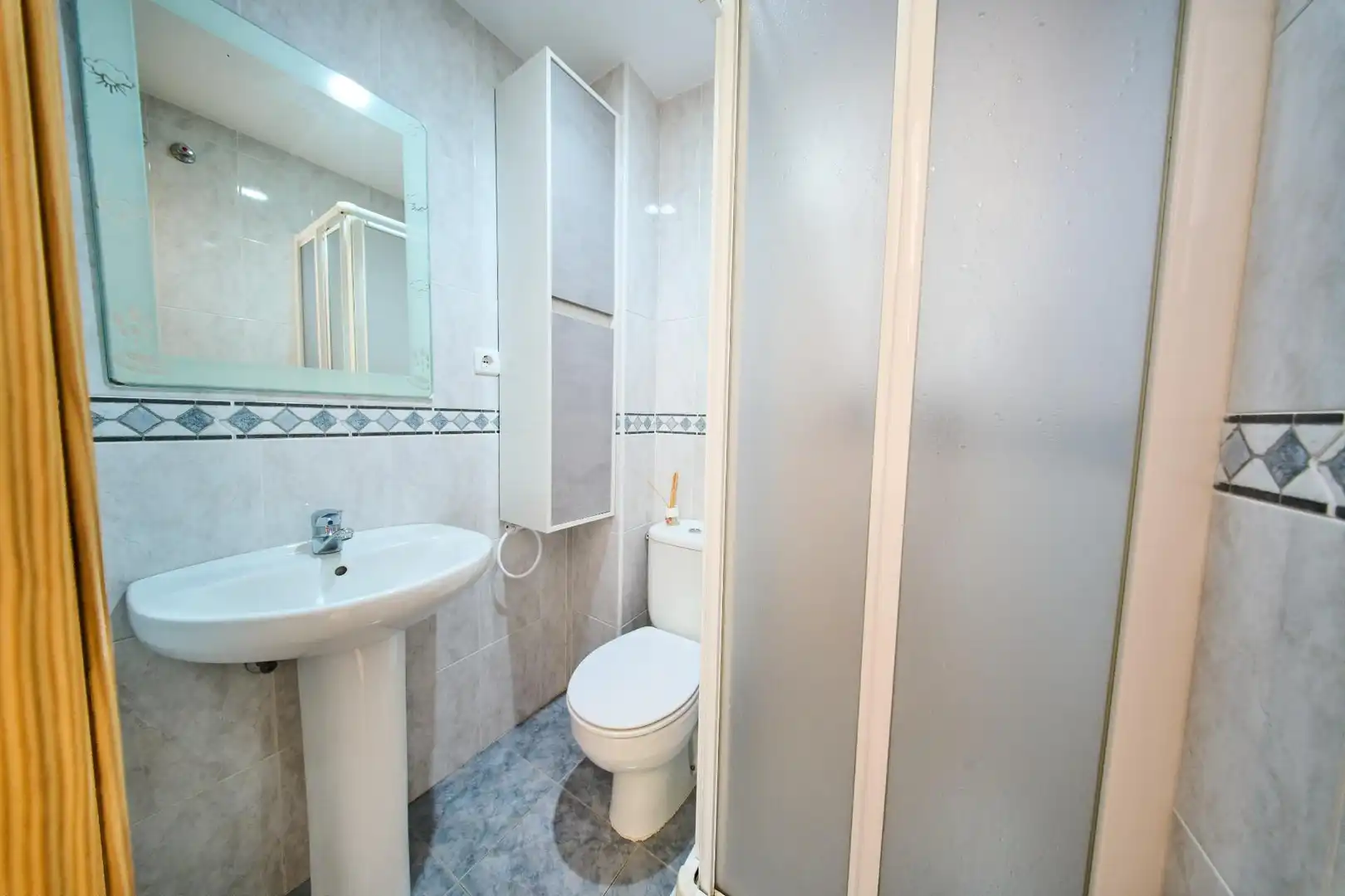 Bathroom of Flat for sale in Granada  with Air Conditioner and Balcony