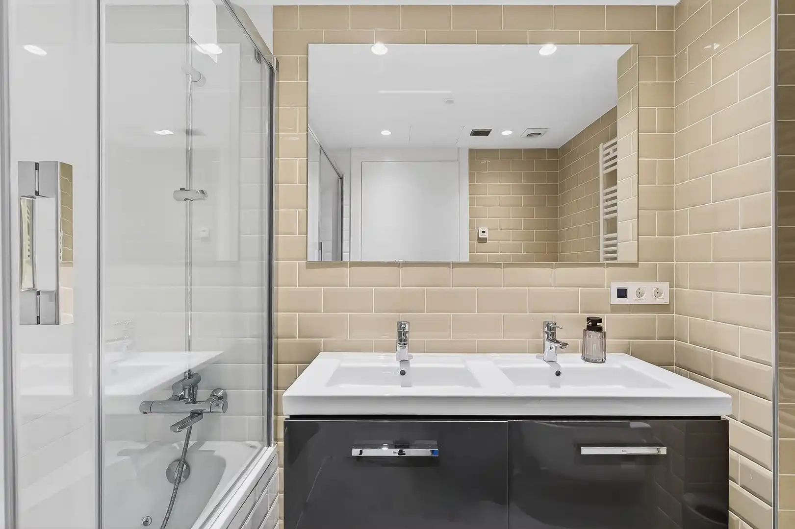 Badezimmer von Dachboden zum Verkauf in Escaldes – Engordany mit Heizung, Terrasse und Abstellraum