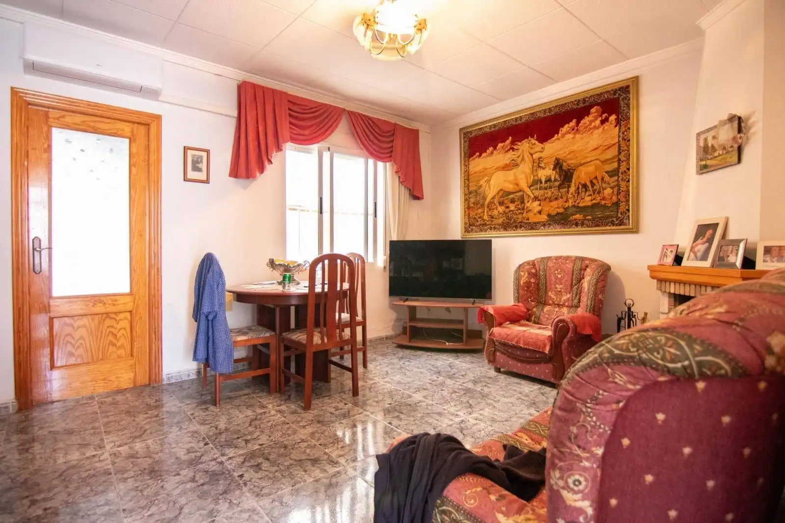 Wohnzimmer von Einfamilien-Reihenhaus zum Verkauf in Torrevieja mit Klimaanlage, Heizung und Terrasse