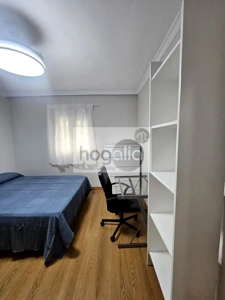 Bedroom of Flat for rent in Sevilla  with Air Conditioner, Terrace and Furnished