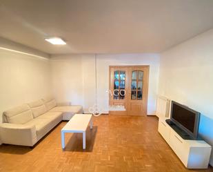 Sala d'estar de Pis per a compartir en Alcalá de Henares amb Terrassa, Moblat i Forn