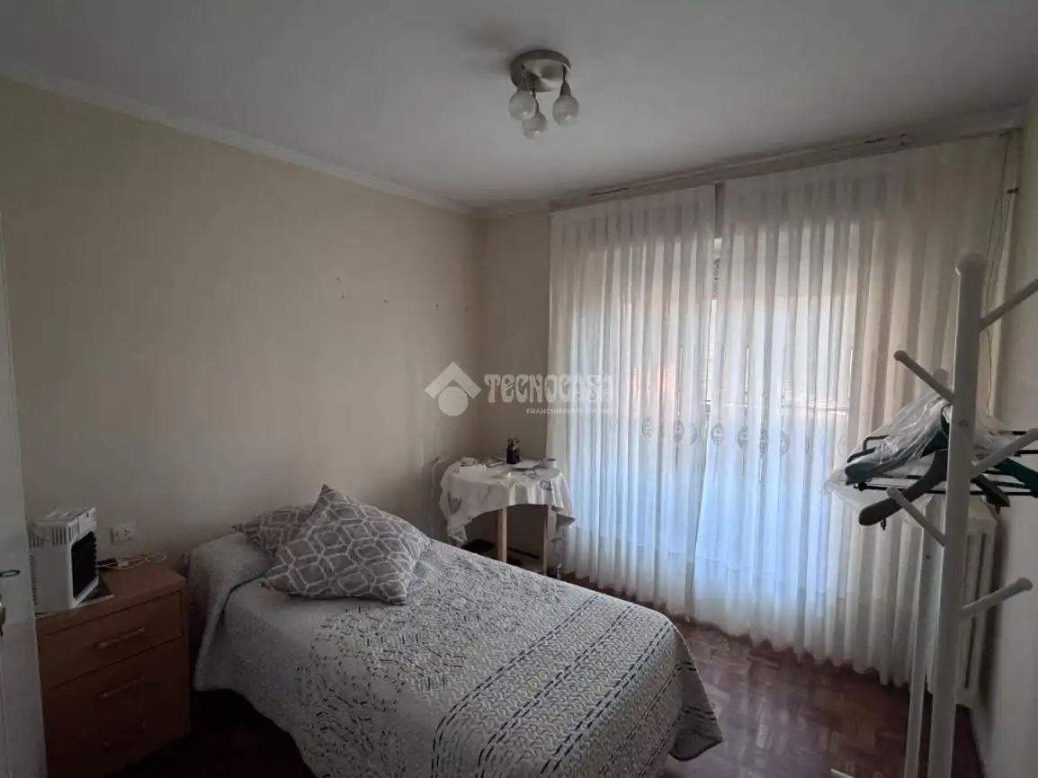 Dormitori de Pis en venda en León Capital  amb Calefacció i Parquet